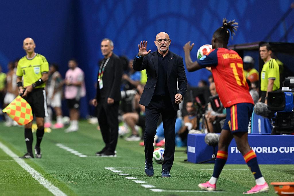 Luis de la Fuente dando instrucciones desde la banda.